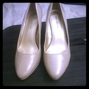 Bandalino Nude platform pumps